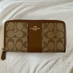 Coach Zipper Wallet